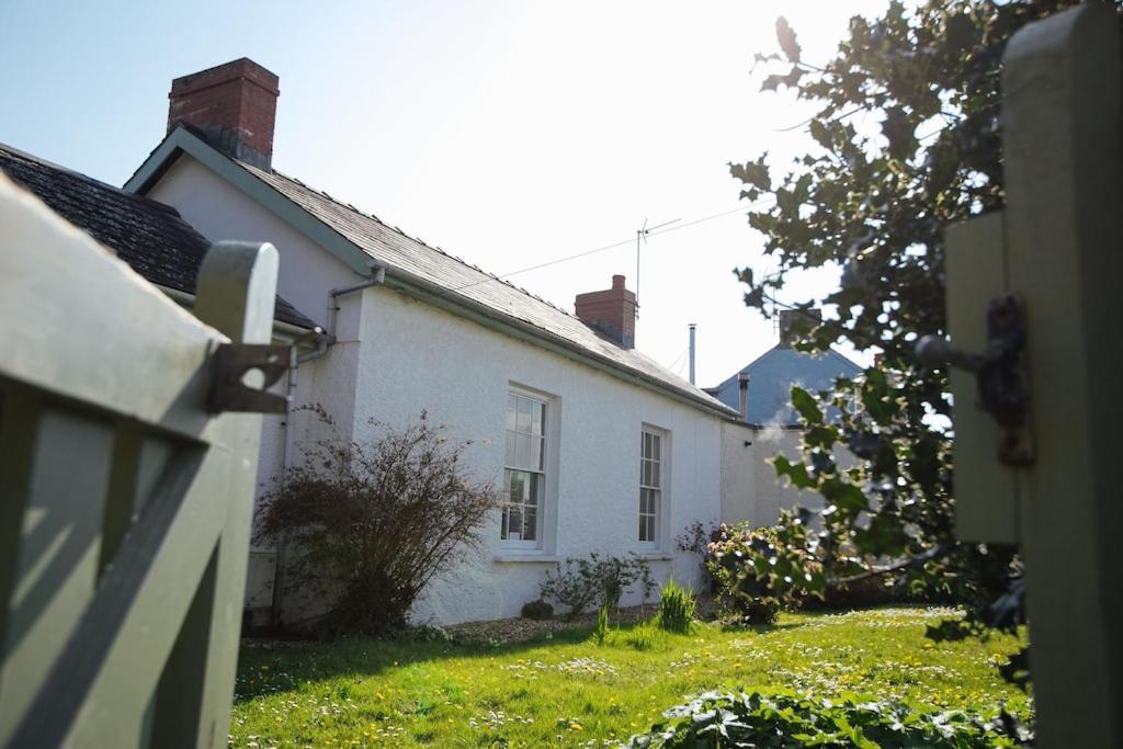 May Tree Cottage Manorbier 5 Mins From The Beach Sleeps 4 ภายนอก รูปภาพ