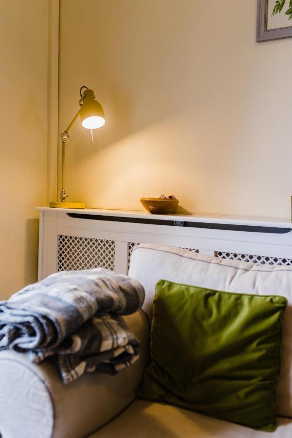 May Tree Cottage Manorbier 5 Mins From The Beach Sleeps 4 ภายนอก รูปภาพ